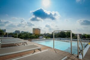 Elan Fitnessstudio Hannover Dachterrasse mit Pool