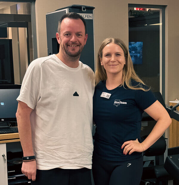 Steffen Kuhl mit Trainerin Seike beim PowerSpine-Training im Elan Fitness Hannover