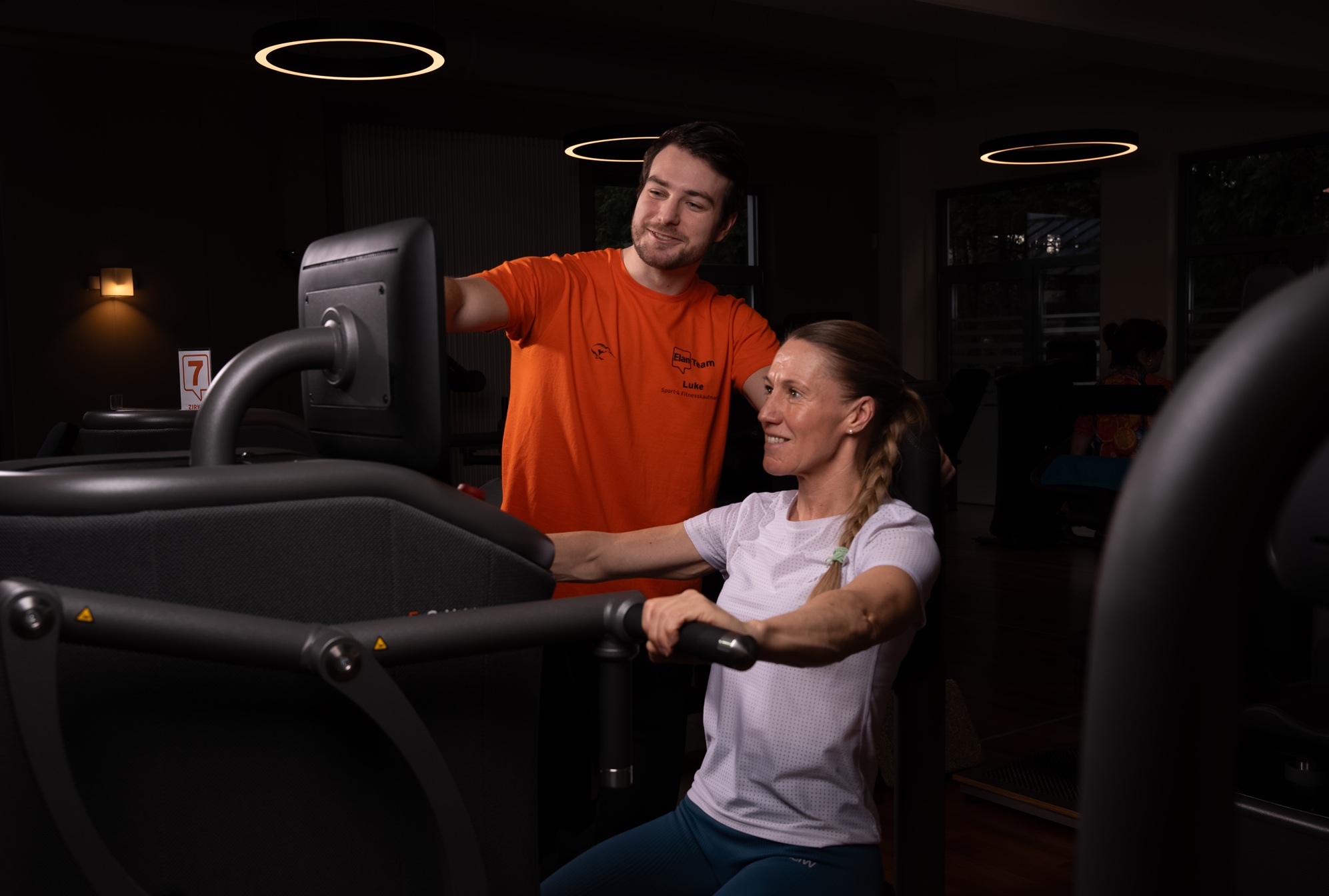 EGYM Gerät stellt sich automatisch auf das Fitnesslevel ein