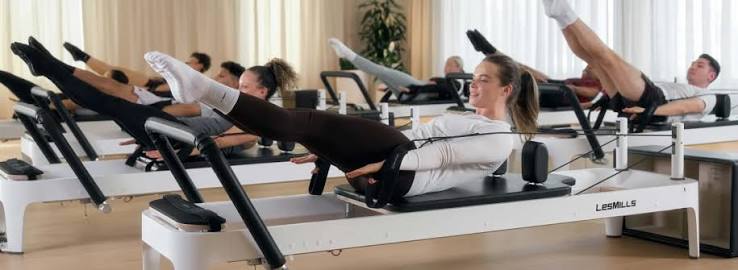 Gruppe beim Pilates-Reformer-Training